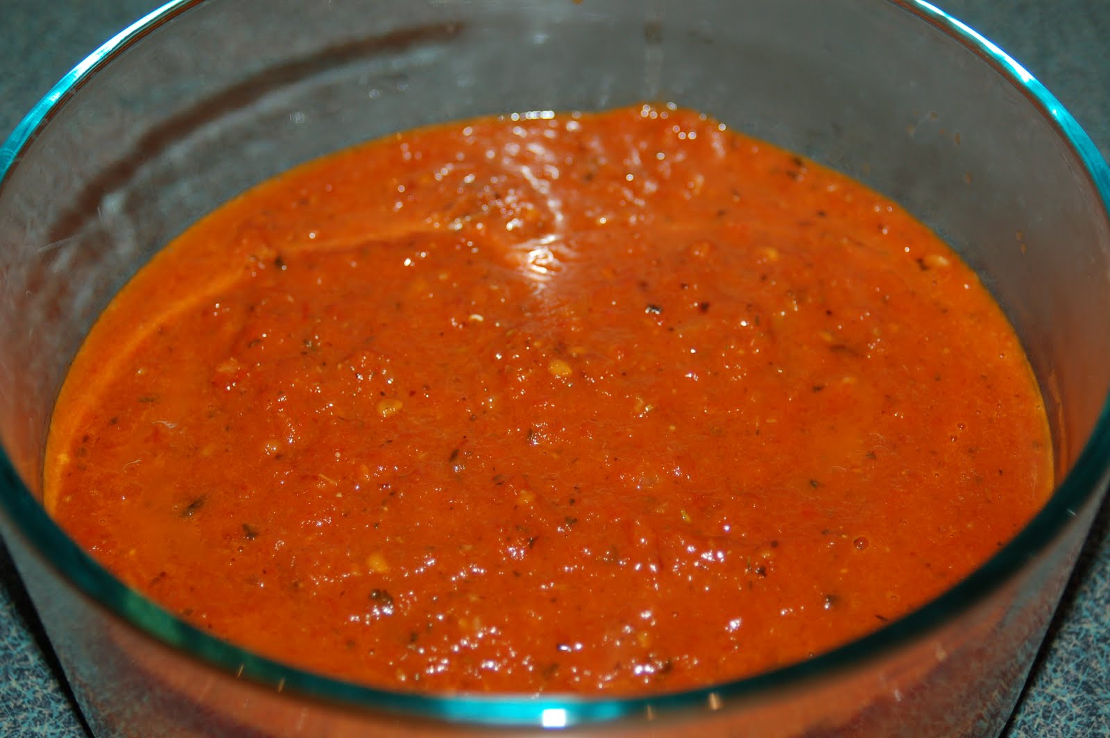 Томатная подлива без сметаны. Спагетти в томатном соусе. Соус для макарон из томатной пасты. Томатный соус из томатной пасты. Томатный соус из томатов в собственном соку для пиццы.